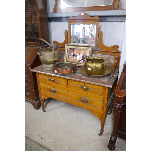 2127 - An Edwardian marble top washstand with swing mirror