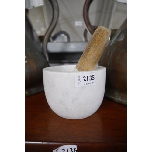 2135 - A marble pestle and mortar