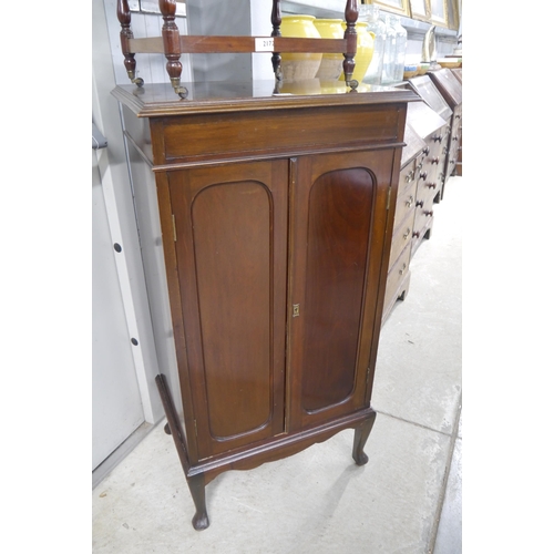 2171 - An Edwardian mahogany sheet music cabinet on cabriole legs