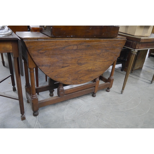 2174 - An oak gateleg table