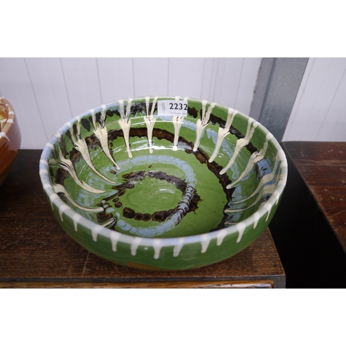 2232 - A green glazed bowl