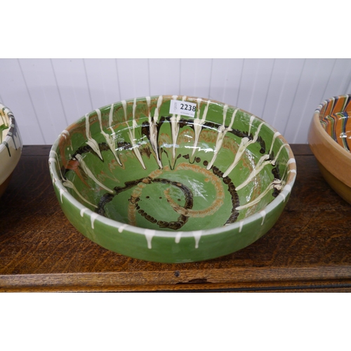 2238 - A green glazed bowl