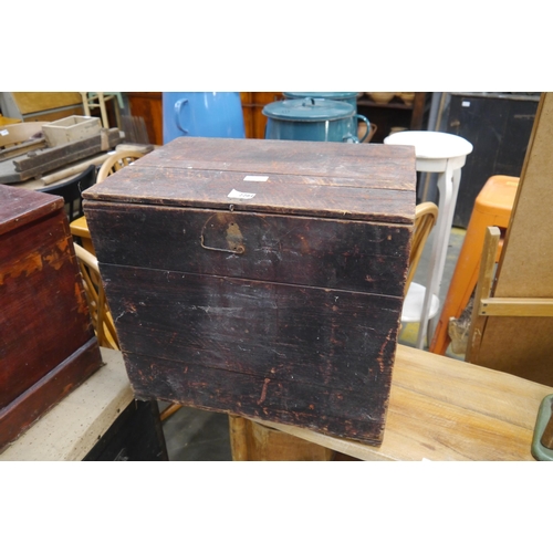 2281 - A pine box with contents