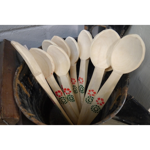 2342 - Ten wooden spoon's