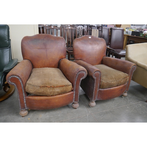 2361 - A pair of 1930s worn leather club chairs a/f