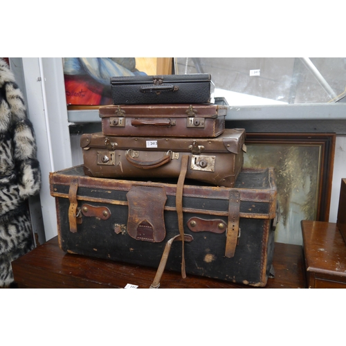 2413 - A bundle of vintage cases