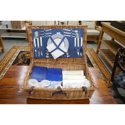 2455 - A wicker picnic hamper basket with six place settings