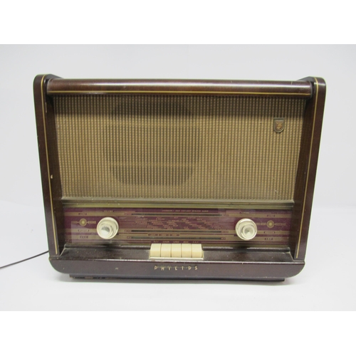 7308 - A vintage Philips B5G64A valve radio in wooden case