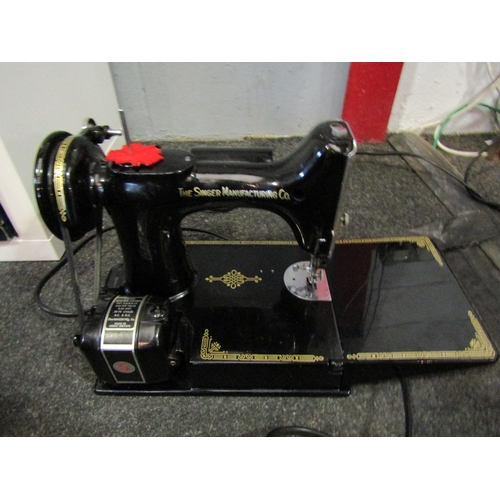 1279 - A Singer Featherweight sewing machine, cased with accessories