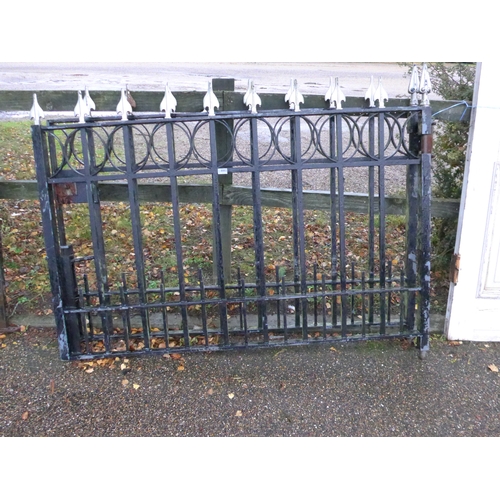 8002 - A pair of iron arrow top drive gates, 165cm x 103cm each gate