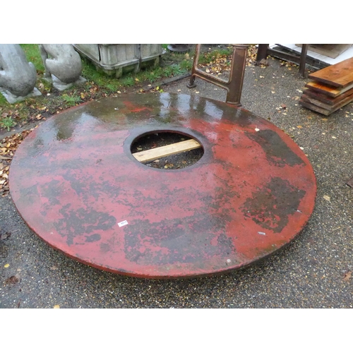 8014 - A cast iron tyring plate, 169cm diameter