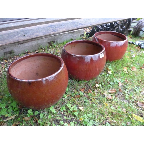 8042 - A set of three red glazed pots, 9