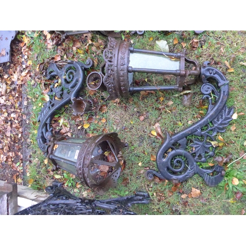 8043 - A pair of decorative cast iron lanterns with brackets