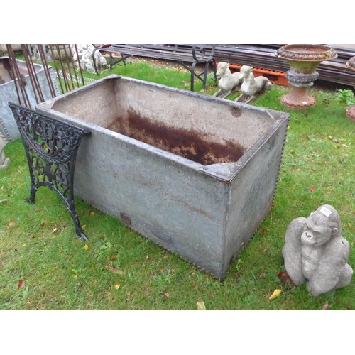 8073 - A riveted galvanised water tank, 120cm x 58cm x 60cm