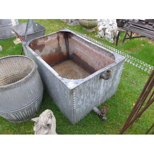 8077 - A riveted galvanised water tank, 90cm x 61cm x 48cm