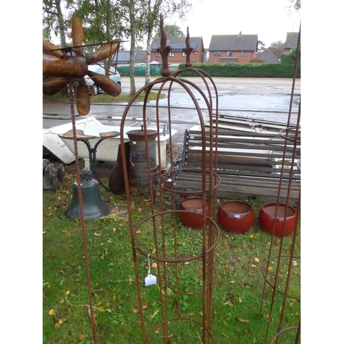 8100 - A pair of steel rust finish arrow top obelisks