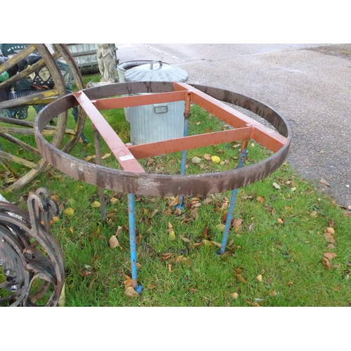 8137 - An iron cart wheel table base