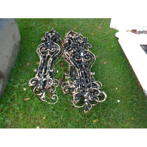 8153 - A bundle of iron balustrades