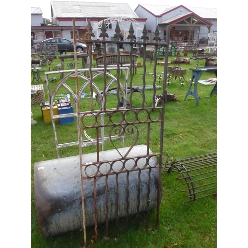 8155 - An iron wavy arrow top side gate, 153cm x 59cm