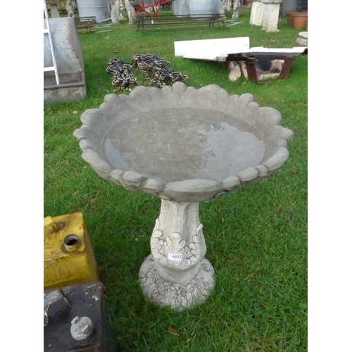 8202 - A composition oak leaf pattern birdbath, 57cm tall