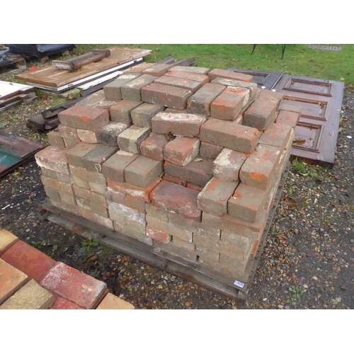 8238 - A pallet of 300+ reclaimed Suffolk red bricks