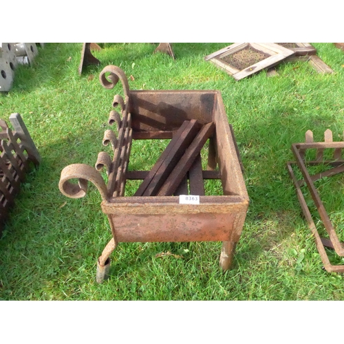 8363 - A cast iron fire basket a/f