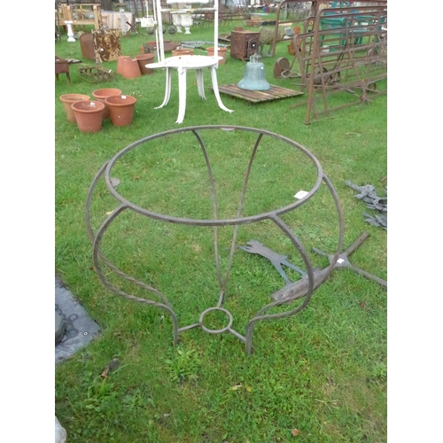 8424 - A shaped wrought iron table base