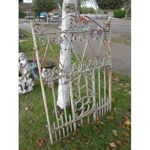 8436 - A scrolled cast iron side gate dated 1935 from Stowmarket Area School, 144cm x 99cm wide