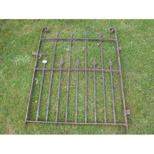 8461 - A wrought iron arrow top side gate, 96cm x 79cm