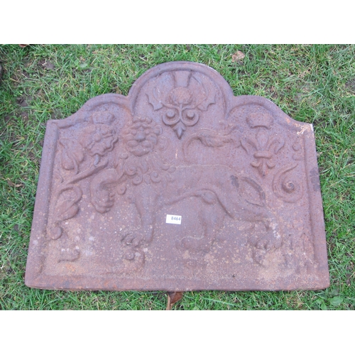 8464 - A cast iron fire back with lion and thistle detail