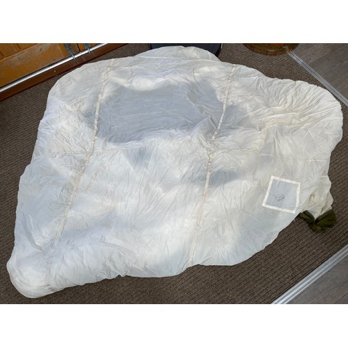 9129 - A lined silk parachute