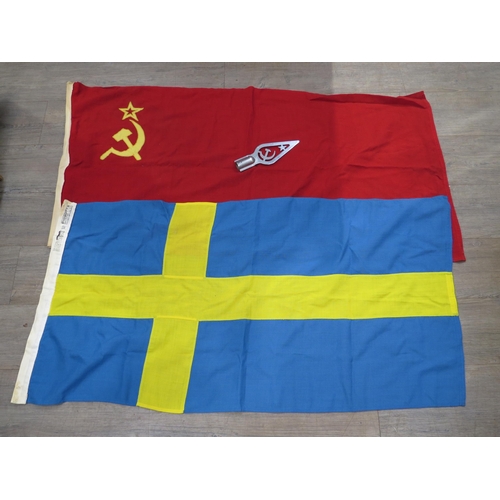 9180 - A Soviet design flag, a flagpole finial and a Swedish flag (3)