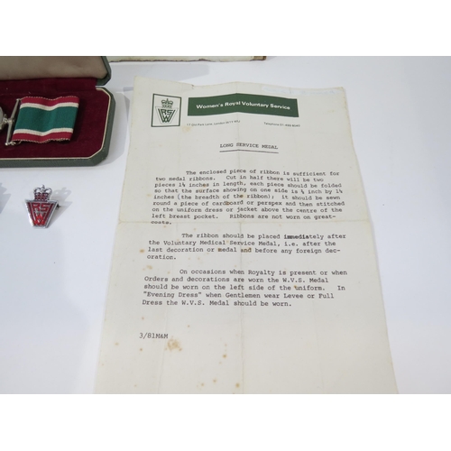 9220 - A Women's W.R.V.S. hat with cased medal, WWII Defence Medal, badges with 1939-45 scroll to MRS E. LA... 