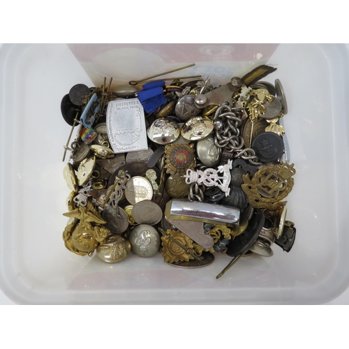 9226 - A tub of mixed military badges and buttons etc