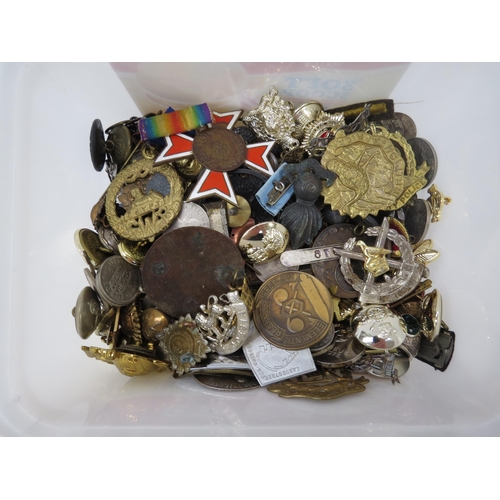 9226 - A tub of mixed military badges and buttons etc