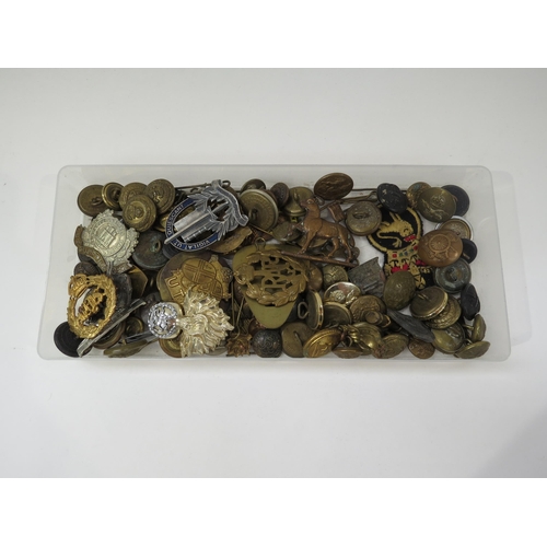 9230 - A box of varies mixed military badges