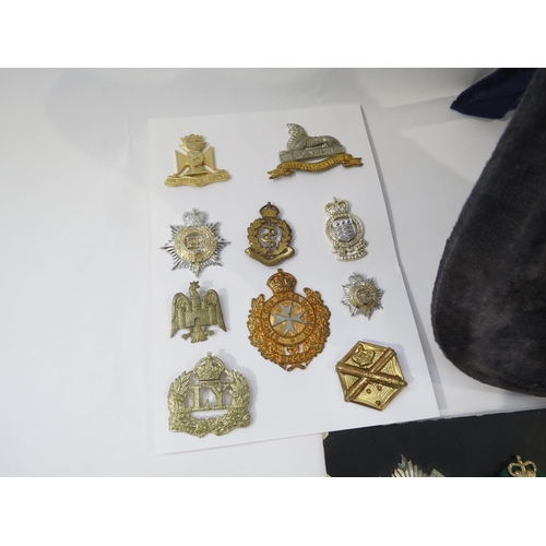 9236 - A quantity of mixed cap badges including highland regiments, together with a Gurkha shield display e... 