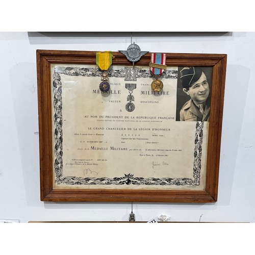 9071 - A French medal group to a French paratrooper who served in the French Algerian campaign, framed and ... 