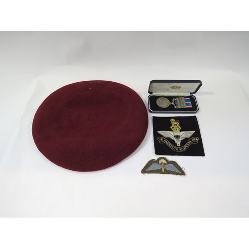 9196 - A Parachute Regiment 1948 dated beret with owner's National Service Medal named to 21067152 PTE. L.W... 