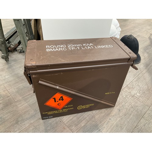 9086 - A 1970’s ammunition box with six cases within (empty)