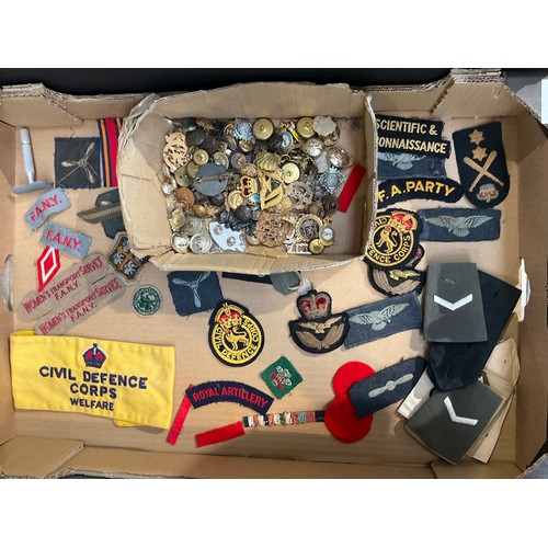 9121 - A box of mixed insignia including shoulder titles, badges, armband etc