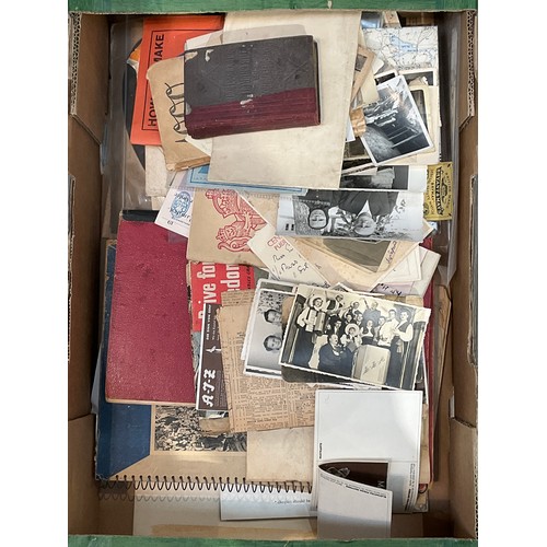 9124 - A box of mixed military ephemera