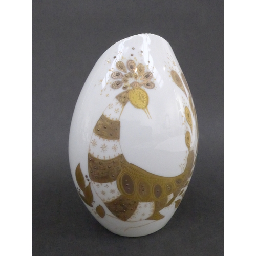 7178 - A Rosenthal porcelain vase Quatre Coleurs range by Bjorn Wiinblad with gilded stylished Peacock desi... 