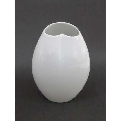 7178 - A Rosenthal porcelain vase Quatre Coleurs range by Bjorn Wiinblad with gilded stylished Peacock desi... 