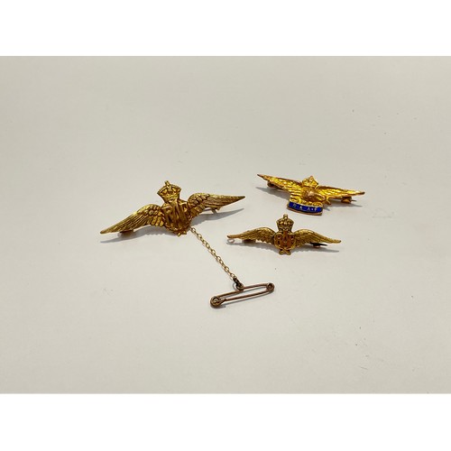 9514 - Three 9ct gold air force winged sweetheart brooches: R.A.A.F. and two RAF, 4.8g total