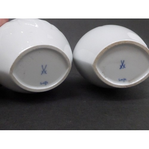 7017 - Two Meissen modern design porcelain vases by Ludwig Zepner in white gloss with geometric designs. 9.... 