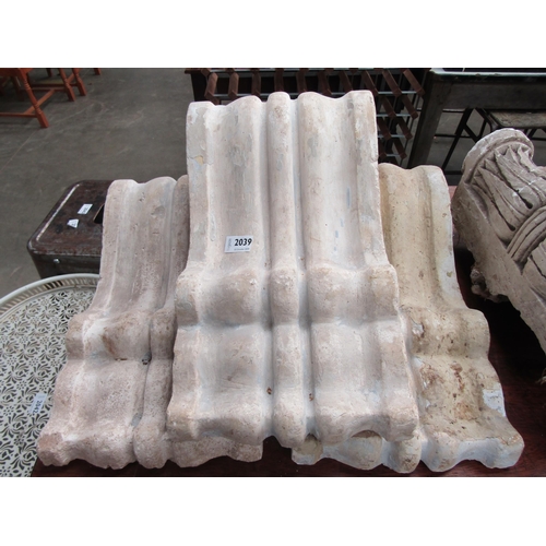 2039 - Three plaster corbels 25 x 45cm