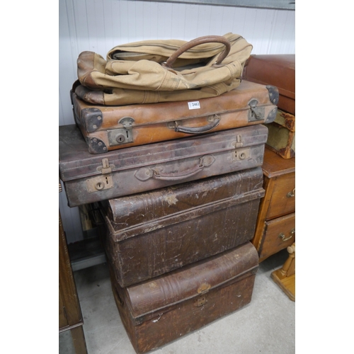 2462 - Two leather cases, two tin trunks and two holdals