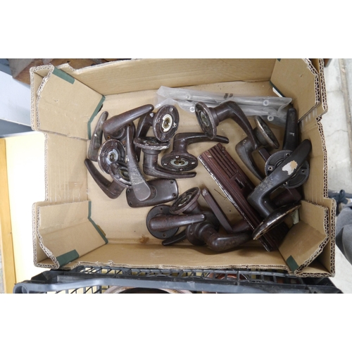 2473 - A box of assorted Bakelite door handles