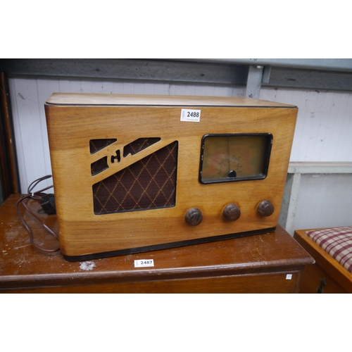 2488 - A vintage walnut value radio